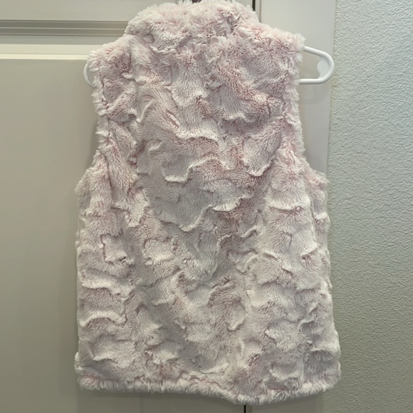 Girls. The North Face zip up furry vest 5T - Picture 3 of 4